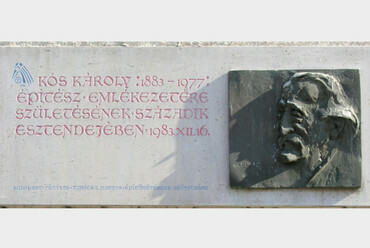 Kós Károly emléktáblája a XIX. kerületi Kós Károly téren. Forrás: Wikimedia Commons/Csurla
