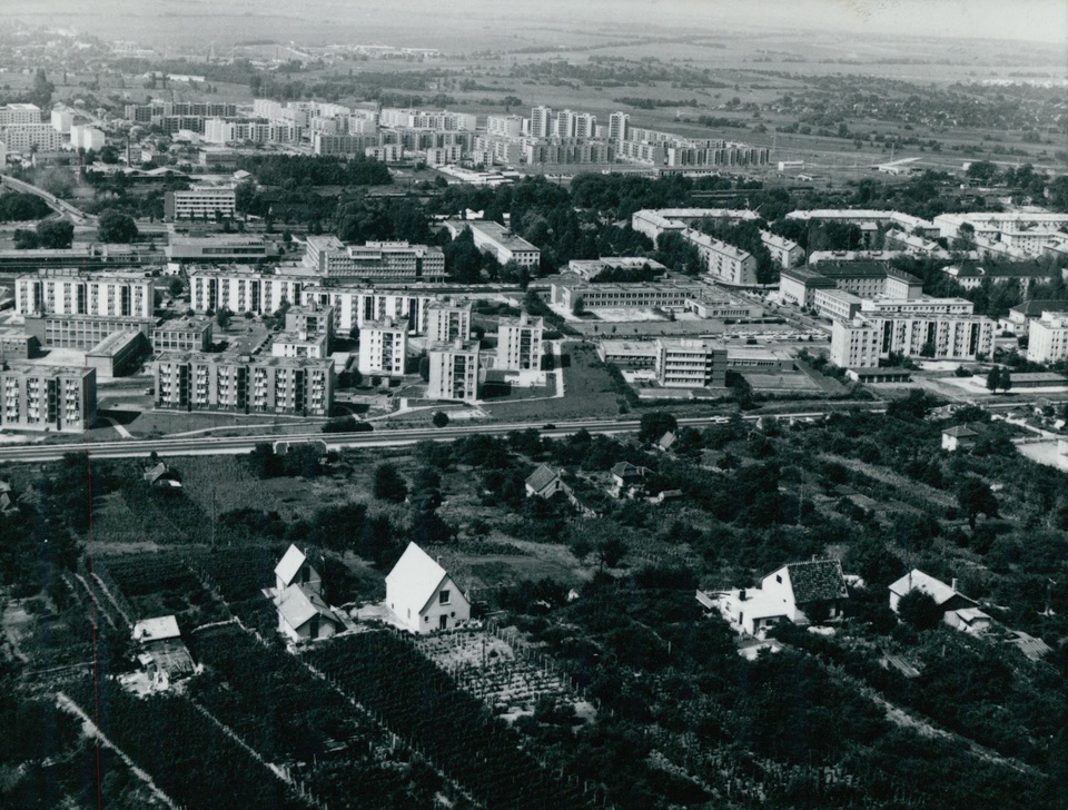 Tatabányai városkép a ’70-es évek végéről. A kép felső-középső részén a Megyeháza tér három épülete, balról jobbra: Vértes Áruház, Városi Párt- és Tanácsháza, Megyeháza.

forrás: UVATERV (Út-, és Vasúttervező Vállalat), Lechner Tudásközpont
