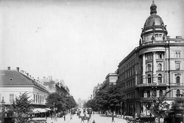 Rákóczi úti látkép az Astoria felől nézve 1903-ból, jobbra a Nemzeti Színház bővítéseként 1875-ben épült bérház.

forrás: Fortepan / Saly Noémi
