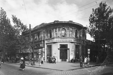 A Nemzeti Színház bérházának torzója 1953-ból.

forrás: Fortepan / UVATERV
