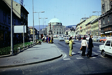 Széchenyi tér, Dzsámi előtt a Szentháromság-szobor és Hunyadi János szobra, 1976. Forrás: Fortepan / Darányi Zsolt

