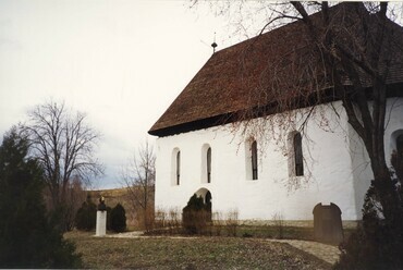 A helyreállított templom déli homlokzata, fotó: Kiss József 2000.
