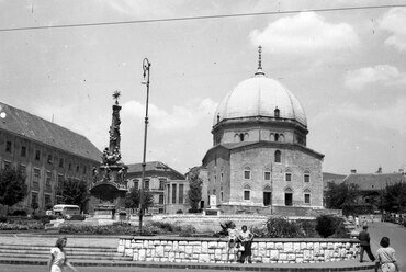 Széchenyi tér, balra a Szentháromság-szobor mögött a Nádor Szálló, 1943. Forrás: Fortepan / Fortepan/Album014
