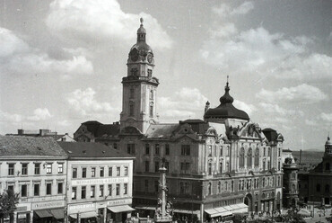 Széchenyi tér, Szentháromság-szobor, Városháza, 1949. Forrás: Fortepan / Fortepan/Album006
