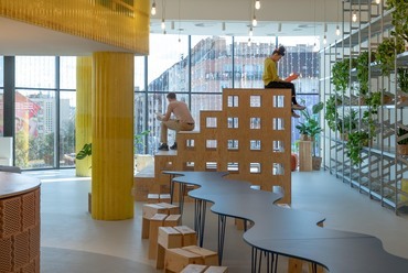 Kollab közösségi tér – belsőépítészet és installatív bútorok: Paradigma Ariadné – fotó: Molnár Szabolcs | Paradigma Ariadné
