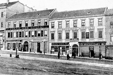 1880-as években a Zsolnay házak homlokzatának a közepén még olvasható a "BAZÁR" felirat. Forrás: https://regipecs.blog.hu/
