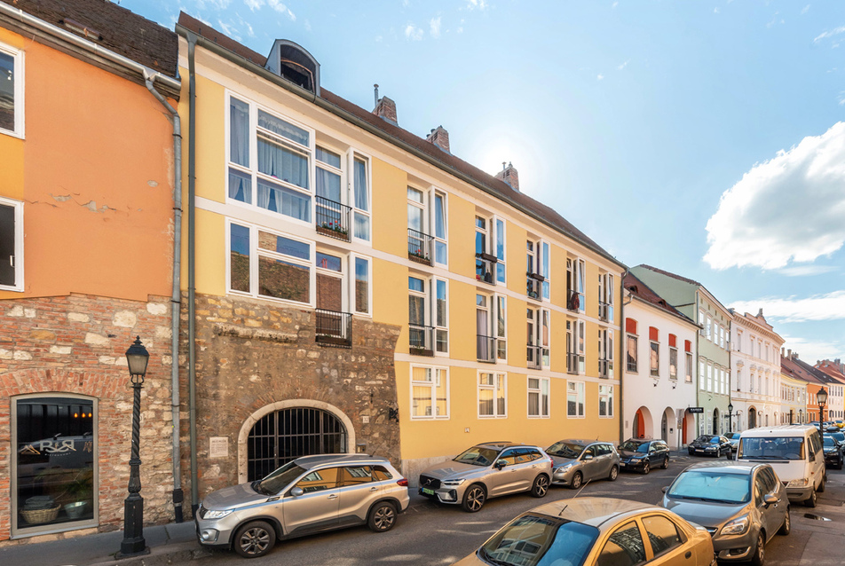 Örökség és modernitás – helyi védett lett a budavári Úri utca 32. számú lakóház