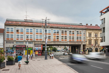 A hazai épülethidak legnagyobbika alighanem a Miskolc belvárosában, a Széchényi utca 70-72. számon álló Híd-ház, ami három szinten, 28 méter hosszan hidalja át a Corvin utcát.

 
