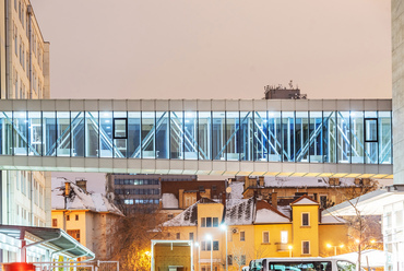 Ha nem a teljes méret, csupán a fesztávolság számít, 34 méterével a budapesti Groupama székház épületeit összekötő híd a legnagyobb. A két második emelet közti 80 centi szintkülönbséget csak a padlójával követi, így aszimmetrikus szerkezetével egyedülálló a hazai hidak közt. 2015-ben, utólag került a két épület közé, Kolba Mihály építészeti tervei alapján.

 
