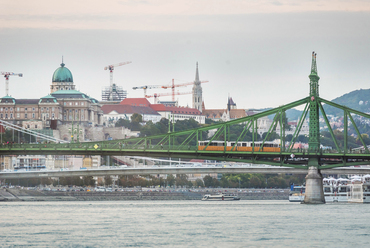 A híd 1896-ra készült el, még Ferenc József -híd néven, amit egészen 1946-ig viselt. Az október 4-én megtartott átadáson az utolsó, ezüstből készült szegecset maga az uralkodó verte be.  Fotó: Gulyás Attila

