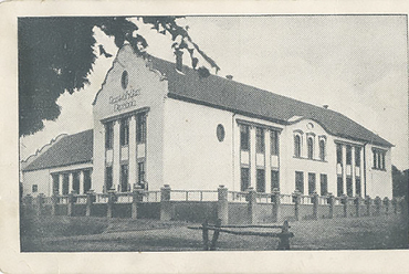 A hercegszántói zárdaiskola épülete, 1930 körül, képeslap. Forrás: bacs-kepeslap.fw.hu
