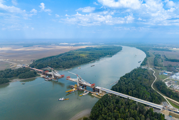 A Kalocsa–Paks közúti Duna-híd építése – forrás: Magyar Építők
