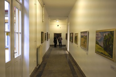 A Szurcsik Képtár belső terei (a világítás és a padlók felújítása később következik), 2023. Fotó: Szurcsik Benedek
