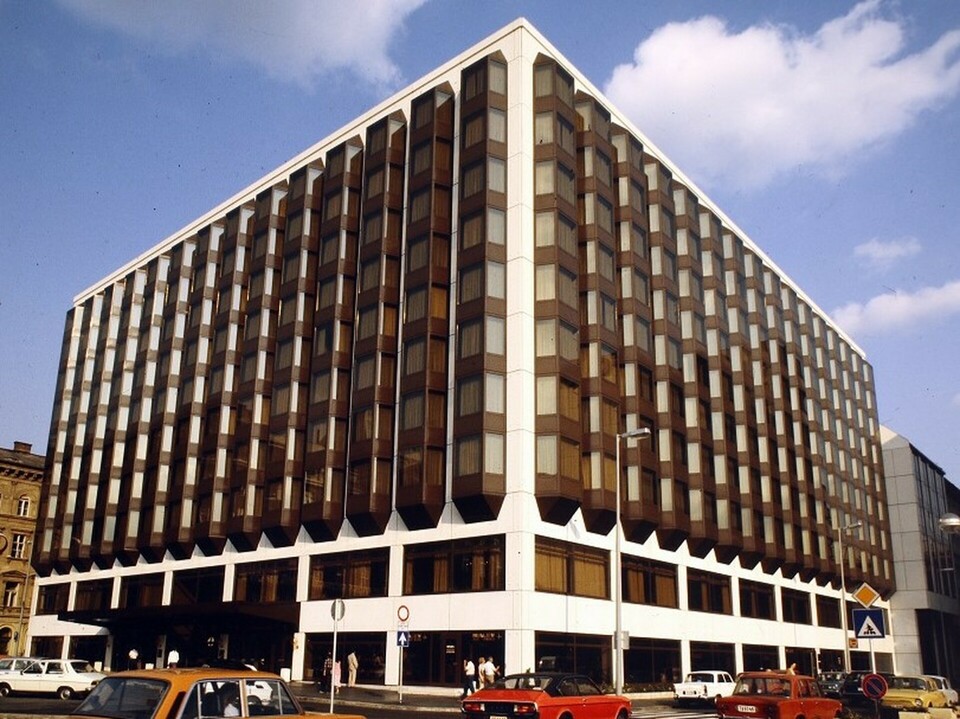 A frissen átadott Atrium-Hyatt (Sofitel) épülete 1982-ben, fotó: Fortepan, Adományozó: Gábor Viktor

