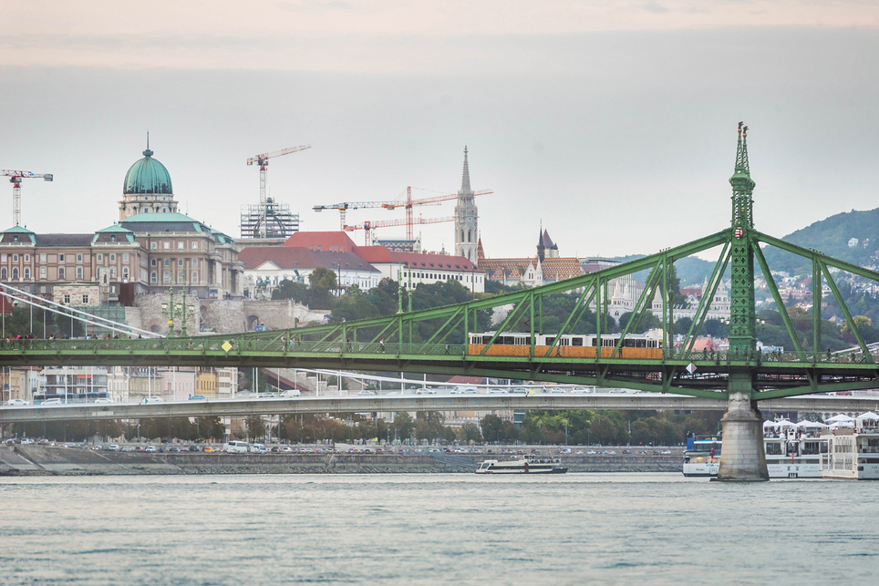A híd 1896-ra készült el, még Ferenc József -híd néven, amit egészen 1946-ig viselt. Az október 4-én megtartott átadáson az utolsó, ezüstből készült szegecset maga az uralkodó verte be.  Fotó: Gulyás Attila
