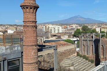 Catania, Le Ciminiere háttérben az Etnával, Fotó: Lampert Rózsa
