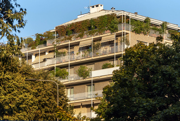 Az 1964-ben átadott kísérleti lakóépületet (Complesso Residenziale Sperimentale Elicriso) Emilio Isotta tervezte. Isotta a 20. századi olasz építészet kiemelkedő, azonban sajnálatos módon még hazájában is jobbára elfeledett alakja. Ez részben annak köszönhető, hogy a milánói születésű tervező munkásságának nagy része Elba szigetén található. Isotta különutas, regionális modernista szemléletét Francesca Privitera könyvéből ismerhetjük meg.
