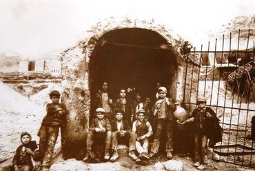 Carusik, gyerek „rabszolgák” egy kénbánya bejárata elött, Fotó: Eugenio Intergugli 1899, Public Domain
