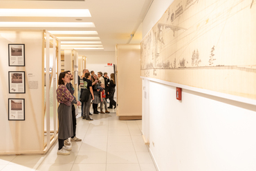 Látogatók a Sosemvolt Budapest kiállításon, Zalotay Elemér Szalagház-terve előtt. Fotó: Nyirkos Zsófia, MÉM MDK
