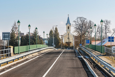 Röviddel a Madách-híd után, szintén 2011-ben készült el a Pösténypusztai Katalin-híd, az átkelők számára látható részein szintén a korábban itt álló hidat idéző, historizáló megjelenéssel. Az út tengelyében a Szűz Mária szent neve-templom.
