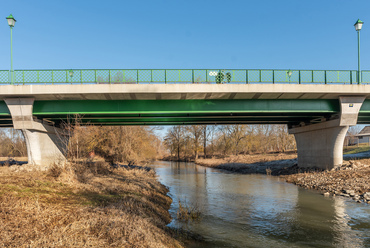 Az apácarácsos korlát alatt modern öszvértartós hídszerkezet alkotja a négy nyílást, köztük a legnagyobb középső, 25 méterest.
