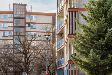 Az öt egyforma, nyolcszintes lakóház 1960-ra, tehát egy évvel az első, dunaújvárosi kísérleti panelházak átadása után készült el, még hagyományos technológiával, Selényi István tervei alapján.
