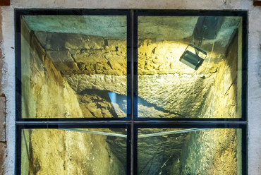 Az alsó szint tíz méter mély kútját eredetileg nagyobb csordák egyidejű itatásához vájták a kőzetbe különösen nagy, mintegy 2x2 méteres keresztmetszettel. Ma járható üvegpadlóval lefedve, a terem egyik látványossága.
