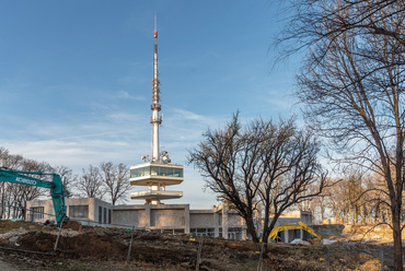 A város egyik jelképe, az 1963-ban épült avasi TV-torony és kilátó 2023 óta alapos felújításon esett át, az alatta elterülő park egy részén új kereskedelmi épület, és nagyobb autóparkoló épül.
 
