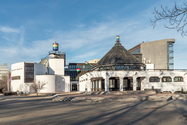 A szomszédos Tudomány és Technika háza 1985-89 között épült. A miskolctapolcai Juno Hoteltől a tokaji Fesztiválkatlanig a megye számos fontos épületét tervező Bodonyi Csaba munkája.

 
