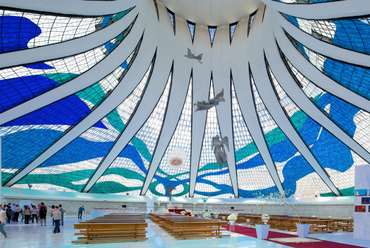 4. Ábra: Brasília ikonikus katedrálisa belülről
