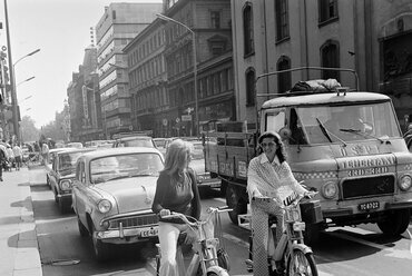 Kossuth Lajos utca a Ferenciek tere (Felszabadulás tér) felől az Astoria felé nézve, 1974. Forrás: Gábor Viktor / Fortepan

