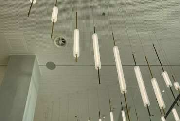 Az árfolyamdiagramok által inspirált lámpainstalláció. Forrás: Budapesti Corvinus Egyetem
