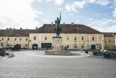 A palota főbejárata előtt Vitéz Mihály lovasszobra látható

Forrás: Gyulafehérvár önkormányzatának hivatalos oldala
