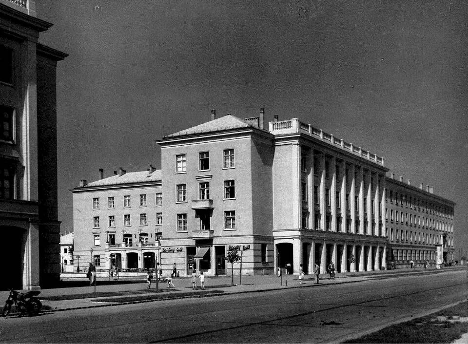 A Vasmű úton álló Vörös Csillag szálloda, Dunaújváros. Fotó: Sztálinváros-fotóalbum, MÉM MDK Múzeumi Osztály, Adattári gyűjtemény
