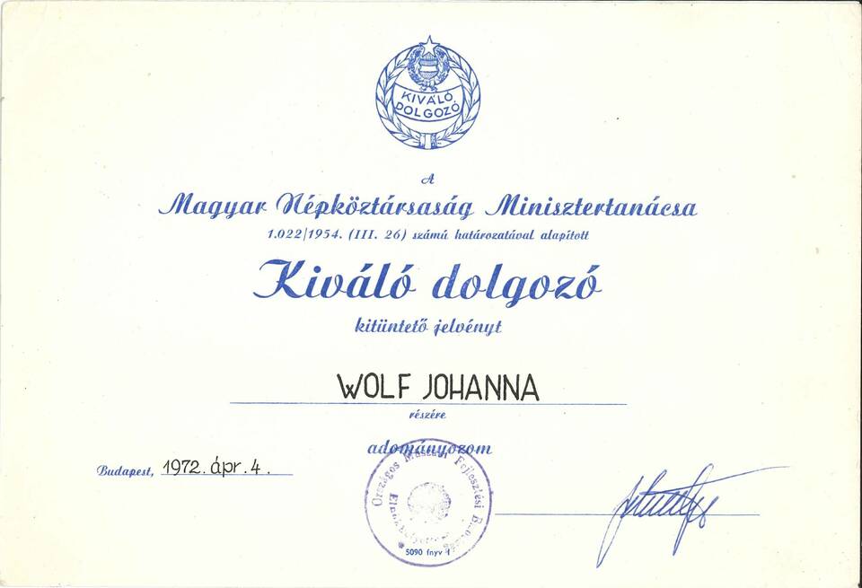 A Kiváló Dolgozó jelvény oklevele Wolf Johanna számára, 1972. Wolf Johanna hagyatékában, Vitányi Pál jóvoltából.
