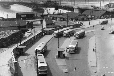 Boráros tér, buszvégállomás a Petőfi híd hídfőjénél, 1959. Forrás: Fortepan / FŐMTERV
