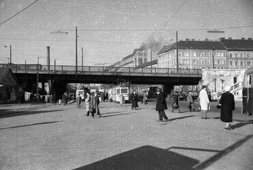 Boráros tér, a Petőfi híd hídfője, háttérben a Közraktár utca házsora, 1959. Forrás: Fortepan / UVATERV
