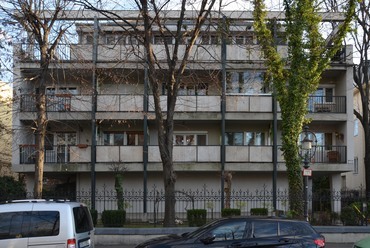Budapest VI. kerület, Andrássy út 117. – utcai homlokzat a régi villa kerítésével. Fotó: E. Juhász Veronika, 2023
