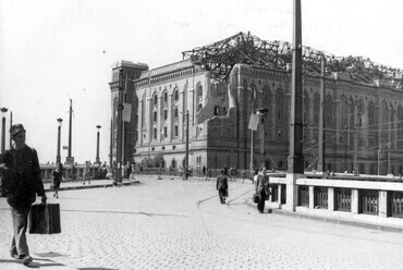 Boráros tér, Petőfi (Horthy Miklós) híd feljárója és az Elevátor-ház, 1944. Forrás: Fortepan / Ferencvárosi Helytörténeti Gyűjtemény
