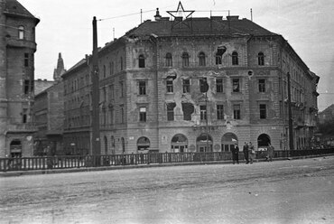 Boráros tér a Petőfi híd pesti hídfőjénél, balra a Ráday utca, jobbra a Ferenc körút, 1956. Forrás: Fortepan / Gulyás Zsuzsa

