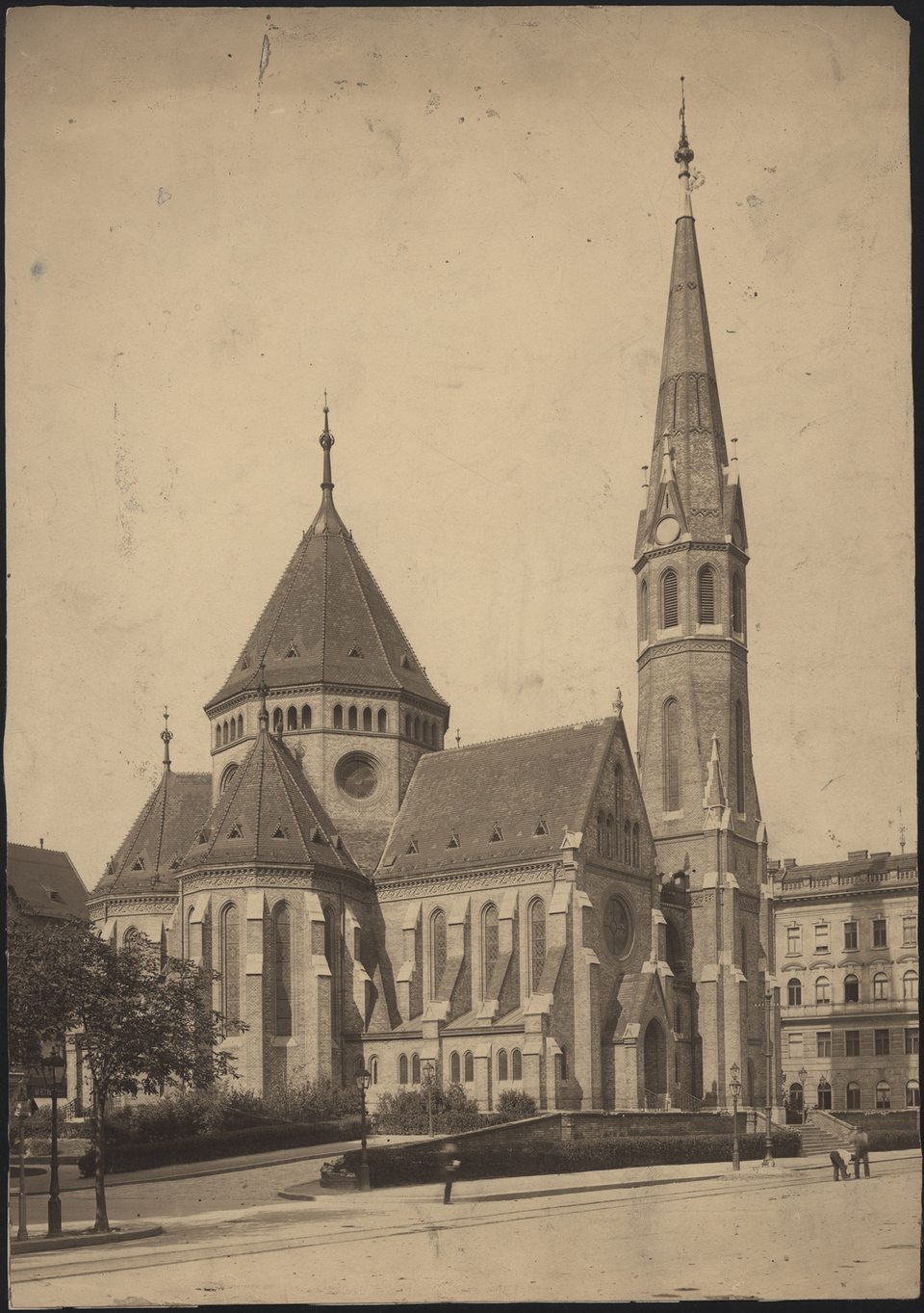 A templom délkeleti látványa 1900 körül. Forrás: FSZEK
