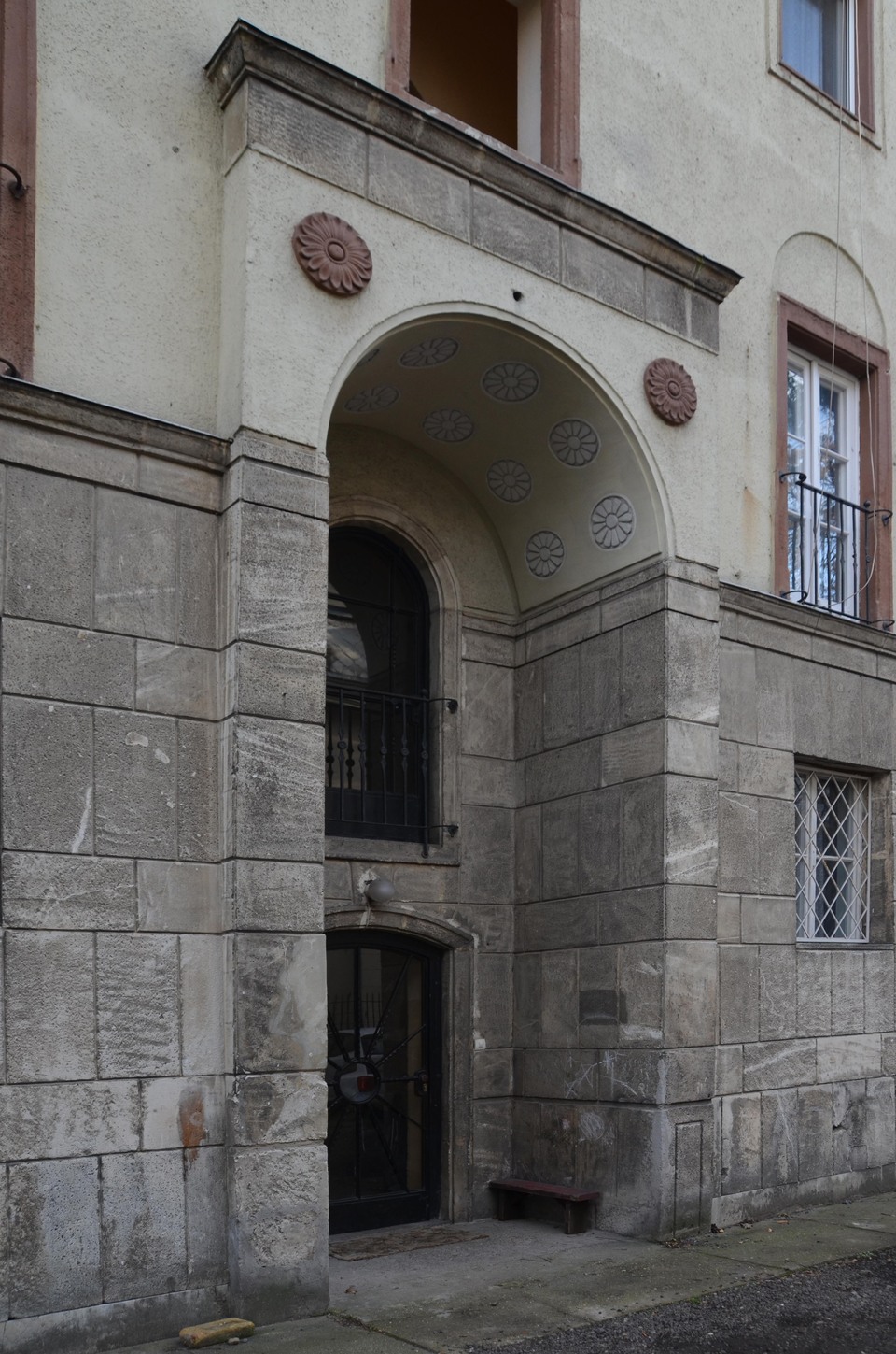 Budapest VI. kerület, Délibáb utca 18/B körfolyosós belső tér, udvari kijárat. Fotó: E. Juhász Veronika, 2023
