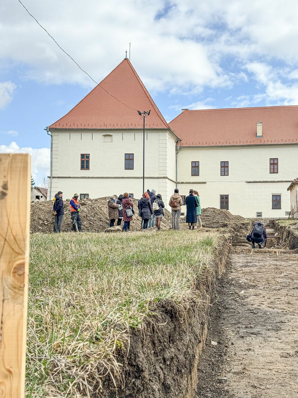 Régészeti ásatások a Mikó-vár nyugati és északi oldalán: a korábbi századok várárok- és sáncrendszerét, a külső bástyákat kutatják több szelvényben. Forrás: Csíkszereda Városháza/Facebook
