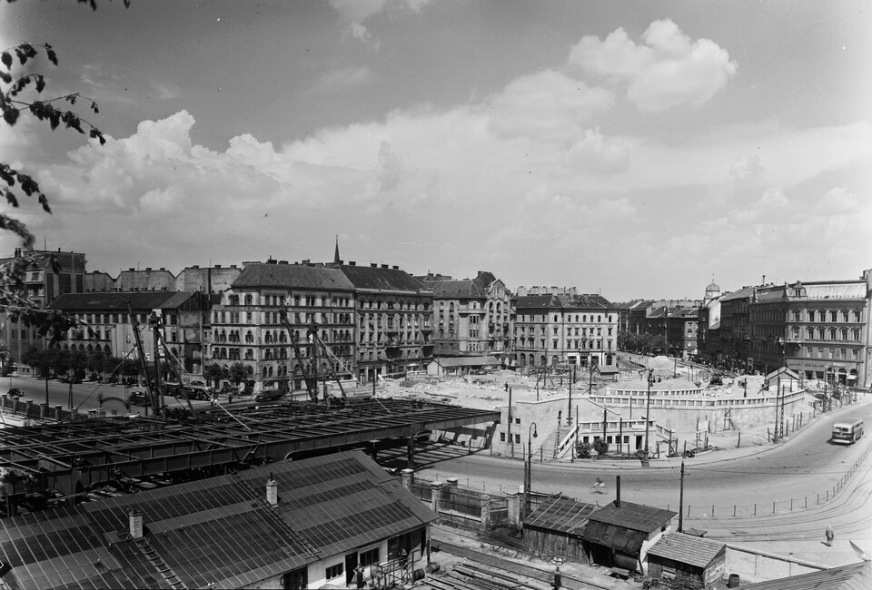 Boráros tér, a Petőfi híd pesti hídfőjének újjáépítése, 1952. Forrás: Fortepan / UVATERV
