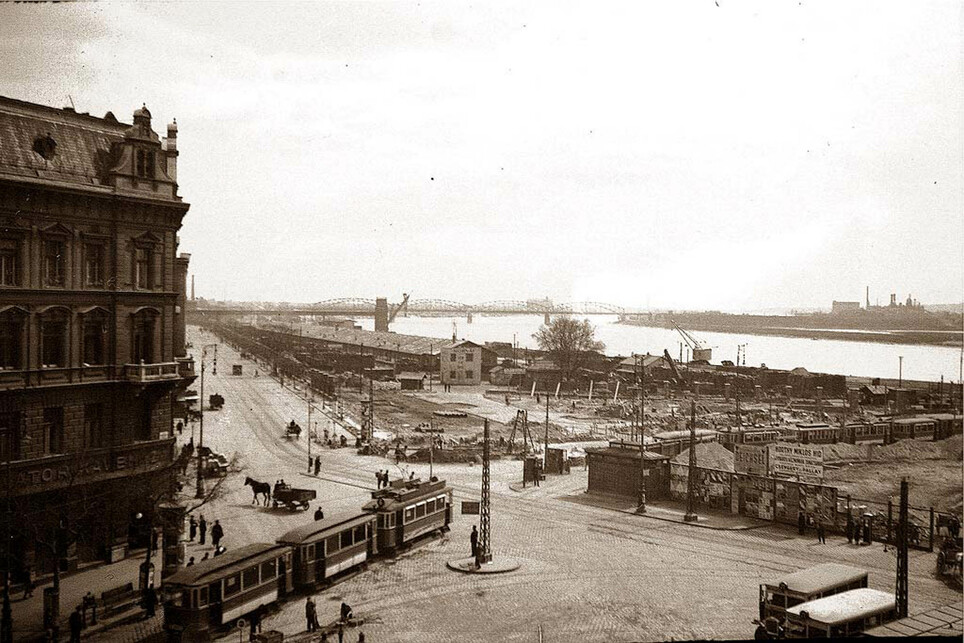 A Boráros tér a híd építése idején. Forrás: villamosok.hu/balazs/bpvasut/ipvg/dunapart/index.html

