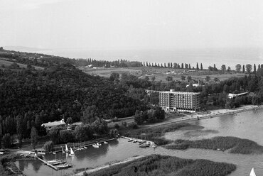Tihany, légifotó, Balaton-part a révtől nyugatra, középpontban a Tihany Yacht Club és a Hotel Tihany, 1967. Forrás: Fortepan 65558 / Magyar Rendőr
