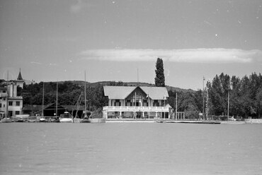 Balatonfüred, vitorláskikötő, szemben a parton a Yacht Club és a Vitorlás étterem épületei. Felvétel éve: 1941. Forrás: Fortepan 265000 / Horváth József
