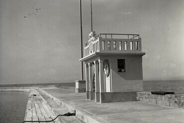 Balatonföldvár, szélsebességmérő műszerház a balatonföldvári mólón, 1930 körül. Leltári jelzet: MMKM TEMGY 2019.1.1. 1109. Forrás: Fortepan 183490 / Magyar Műszaki és Közlekedési Múzeum / BAHART Archívum
