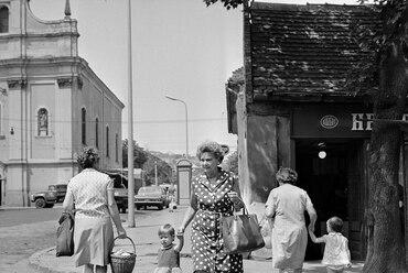 Szépvölgyi út a Bécsi út felé nézve, balra az Újlaki templom, jobbra a Kolosy téri piac, 1977. Forrás: Fortepan / Bojár Sándor
