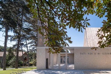 Az egyik pályamű: Béthel Evangélikus Templom, Piliscsaba – építész: Krizsán András DLA – fotó: Bujnovszky Tamás (Építészfórum archívum)

